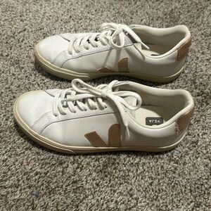 Veja size 8 rose gold esplar